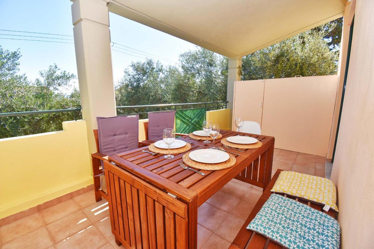 Pebbles And Sea At With Shared Pool Appartement